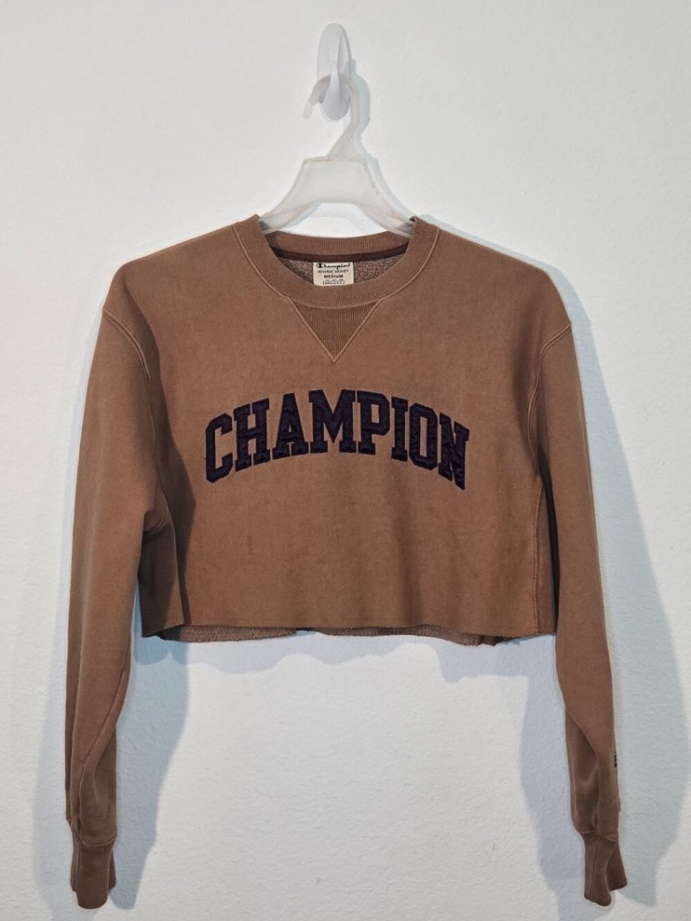 Champion cropped crew neck sweatshirt size M tan khaki light brown purple logo u - Picture 3 of 6